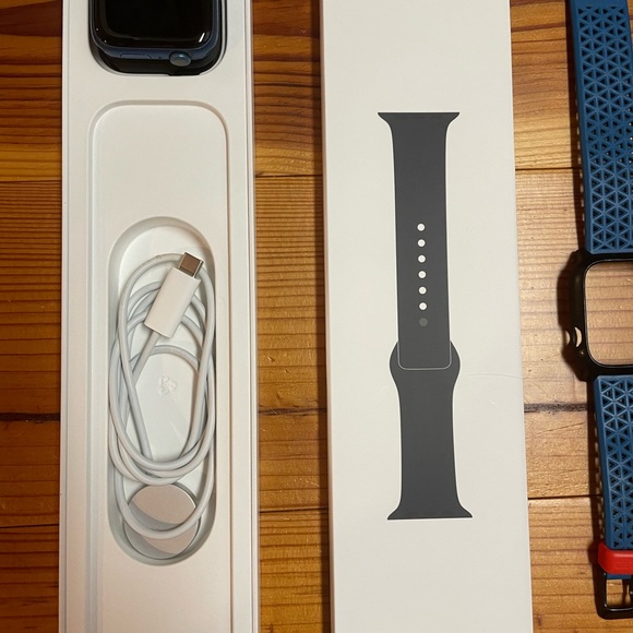 APPLE WATCH 7 45mm WITH ACCESSORIES BUNDLE - Picture 2 of 12